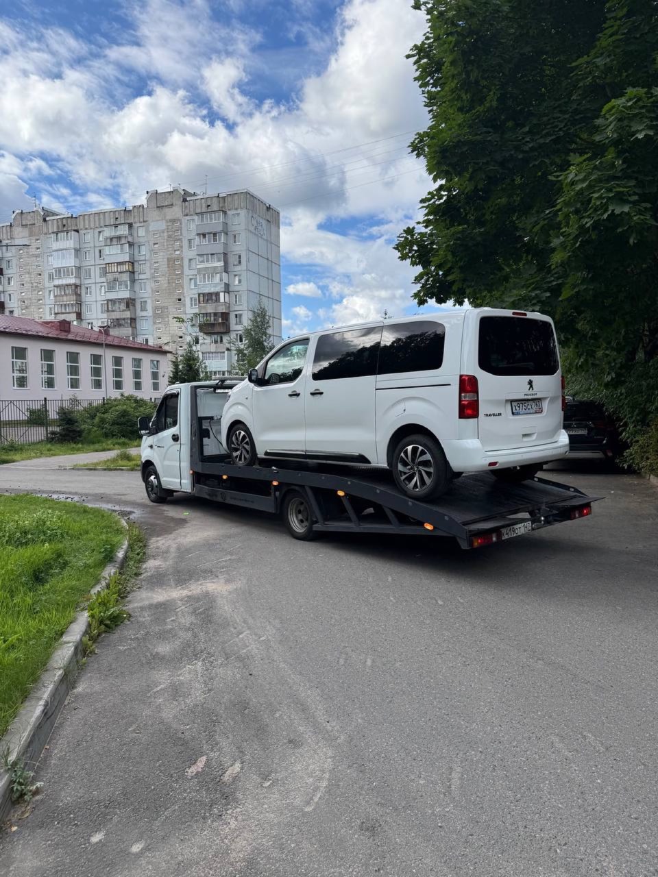 Эвакуатор грузит минивэн, услуги эвакуатора Барышево